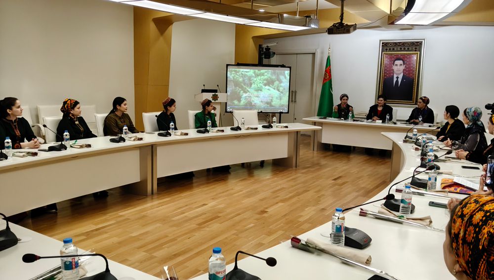 В Ашхабаде состоялась творческая встреча «Женщина и природа»